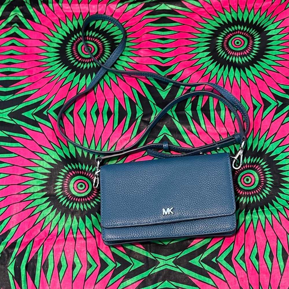 💙Michael Kors💙 wallet/phone case, crossbody strap. You’ll love it!